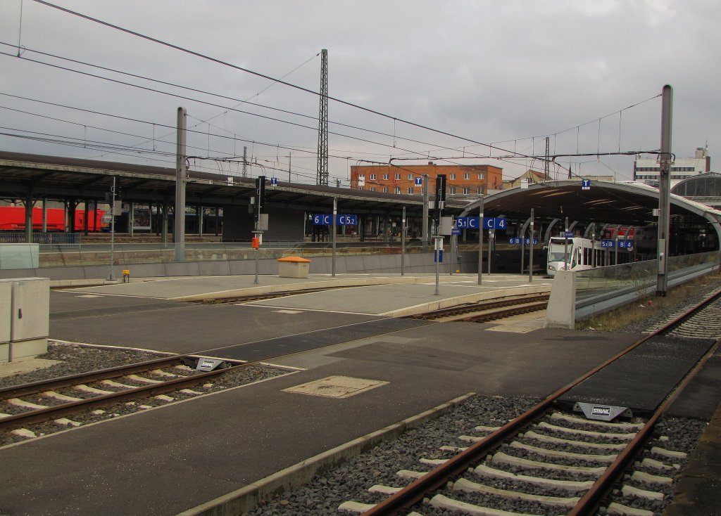 Die RegioTram Bahnsteige in Kassel Hbf; 04.04.2012