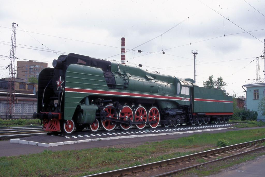 Die riesige P 36 120 stand am 13.05.2000 als Denkmal am Depot Eingang
im Weirussischen Bahnhof. 