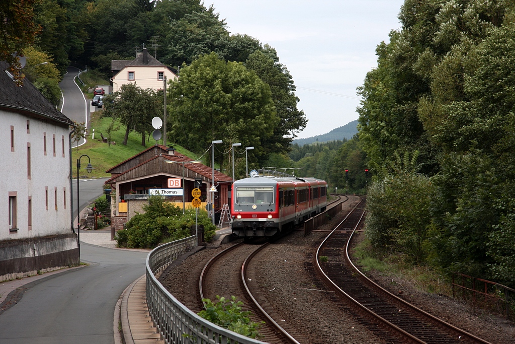 Die Rckleistung der Garnitur von Bild 558969 (DB 928/628 490 + CFL 628/928 506) erfolgte als RB12844 nach Trier Hbf, hier beim Halt in St. Thomas. (14.09.2010) 