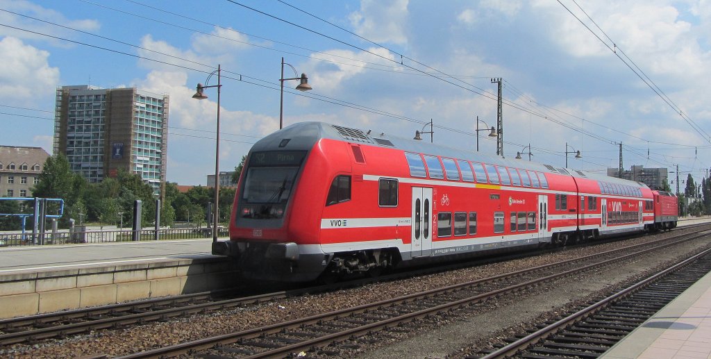 Die S2 nach Pirna hat gerade mit 143 967 an der Spitze den Dresdner Hbf verlassen.(8.8.2012)