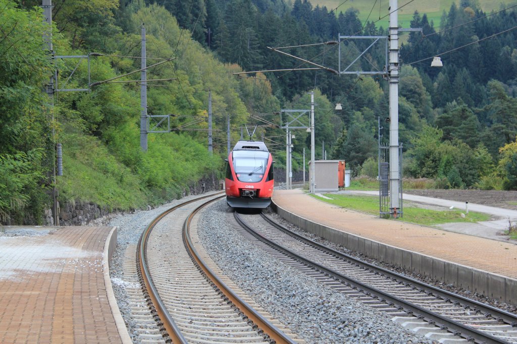 Die S4 der Tiroler Schnellbahn fhrt nur zweimal am Tag den Bahnhof Patsch an, zur fahrplanmigen Ankunft um 14:02 Anfang Oktober hatte ich die S4 beim Halt im Bahnhof Patsch vor der Linse.