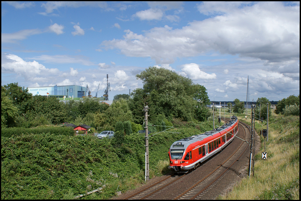 Die  Sassnitzer Kurve  ist die direkte Verbindung vom Stralsunder Hbf nach Rügen. Während früher hier reichlich Güterverkehr zwischen Rostock und Mukran anzutreffen war, wird dieser Streckenabschnitt momentan planmäßig hauptsächlich vom Personenverkehr genutzt. Im Stundentakt kann man die 429er von DB Regio Nordost bei ihrer Ankunft von Sassnitz bzw. Binz beobachten, so wie hier 429 028-4  Hansestadt Stralsund , der als RE 13012 von Sassnitz nach Rostock am 15.07.2012 pünktlich zur Durchfahrt ein Wolkenloch erwischte.