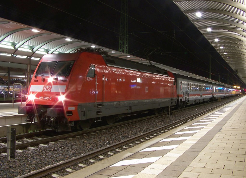 Die saubere 101 080-0 steht mit dem IC 2357 Saarbrcken - Frankfurt (Main) am 09.12.2011 in Kaiserslautern 