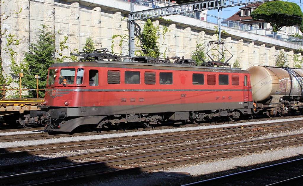 Die SBB Ae6/6 11419  Appenzell I(oder A) Rh  mit Zementwagen abfahrbereit im Bahnhof Spiez. 21.06.2011