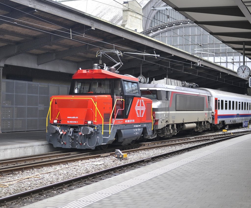 Die SBB Ee 922 016 schlept ein SNCF 15000 mit Ihre IC 90/91 Vauban nach Brssels, hier in Bahnhof Bale SNCF am 08.06 2011.