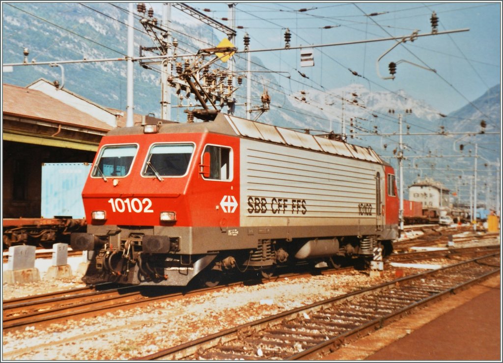 Die SBB Re 4/4 IV 10102 in Domodossola.
9. Oktober 1984