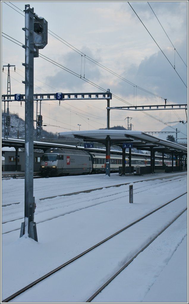 Die SBB Re 460 100-1 wartet mit ihrem IC in Interlaken Ost auf die Abfahrt Nach Basel SBB. 
04. Februar 2012
