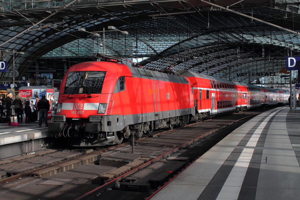 Die Schienenkpfe stadteinwrts sind rot markiert, vom Hauptbahnhof ber Rotes Rathaus (Alexanderplatz) zum Ostbahnhof. Die Herbstsonne macht`s mglich, 182 007 mit RE 37380 nach Wismar am 05.11.2012 in Berlin Hbf. 