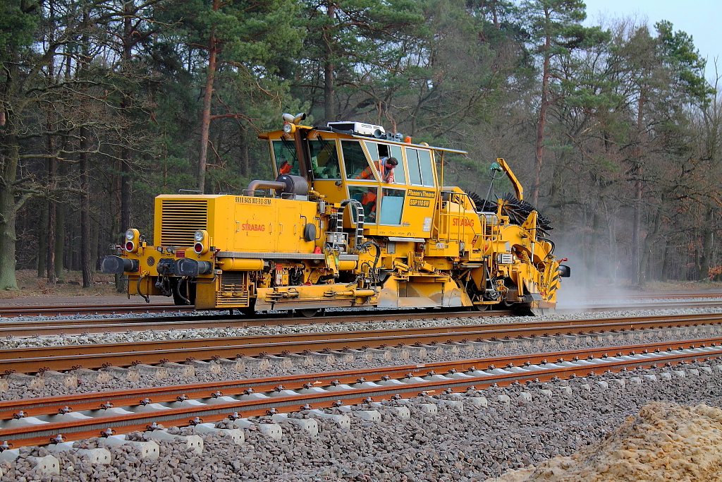 Die Schotterprofiliermaschine SSP 110 SW der Fa. STRABAG ( NVR 99 90 9425 002-9 D-STRA) bei der Arbeit am 06.02.2013 in Nassenheide. Hersteller ist die Fa. Plasser&Theurer.