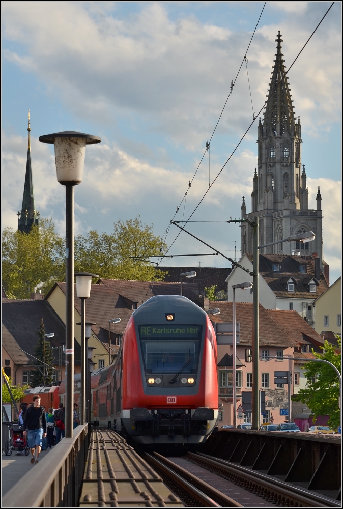 Die Schwarzwaldbahn mit Konstanzer Mnster als Kulisse. Im Mai 2012.