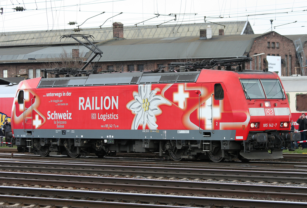 Die Schweiz 185 142-7 rollt whrend der Lokparade anlsslich des 175 Jahre Eisenbahn Jubilums durch Koblenz Ltzel am 03.04.2010