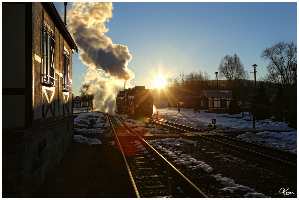 Die Sonne war gerade aufgegangen, als die HSB Dampflok 99 7232 durch den Bahnhof Gernrode, fuhr um ihren Zug anzuspannen.
5.3.2013