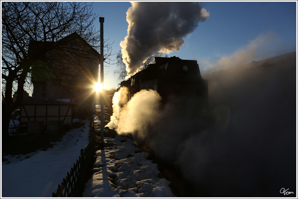 Die Sonne war gerade aufgegangen, als die HSB Dampflok 99 7232 durch den Bahnhof Gernrode, fuhr um ihren Zug anzuspannen. 5.3.2013