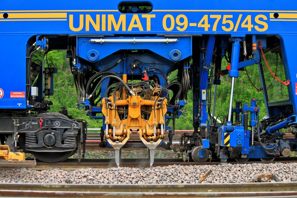 Die Stopfaggregate einer Unimat 09-32 4S der Deutschen Gleisbau Union  beim Stopfen am 04.07.2012 in Aachen West.