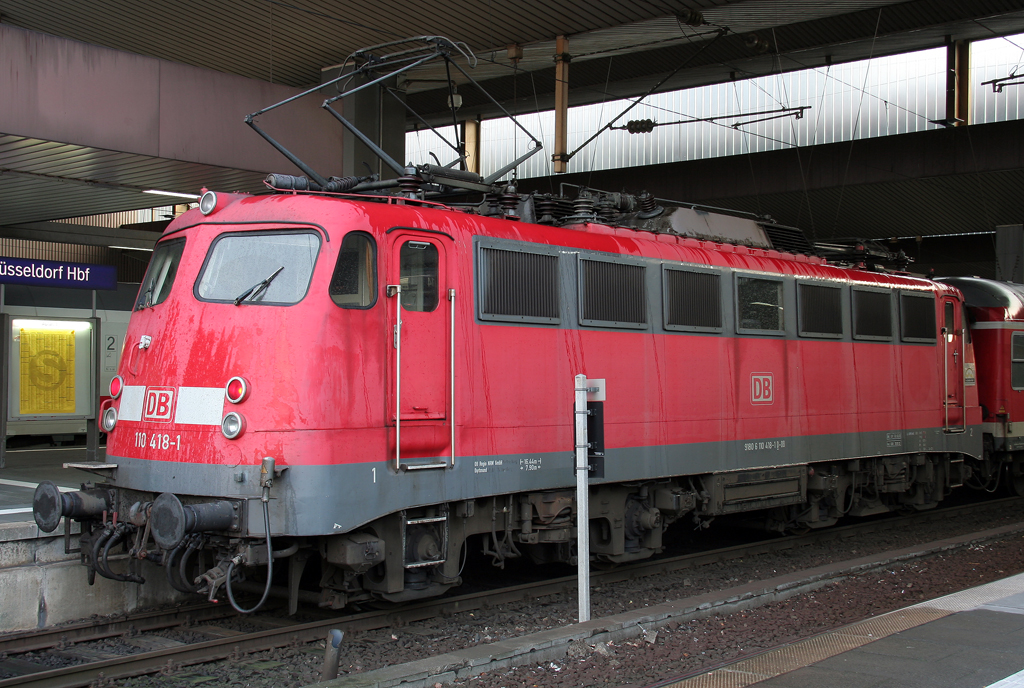 Die Stuttgarter 110 418-1 schiebt den RE1 Verstrker ab Dsseldorf HBF nach Kln am 19.10.2011