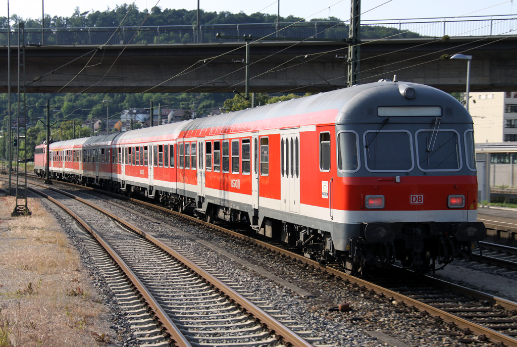 Die Stuttgarter 110 446-2 zieht als aktuell letzter Regio 10er den IRE 3276 und Karlsruher Steuerwagen mit Gepcktr im TT Umlauf von Tbingen nach Stuttgart durch Plochingen am 12.07.2013