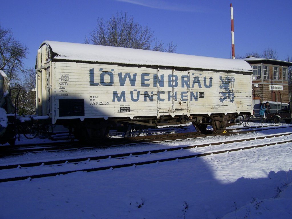Die Tage des Lwenbruwaggon sind in Walheim gezhlt, kommende woche geht es in die neue Heimat Frankfurt (Main), hier steht er am 8.12.2012 im verschneiten Walheim.