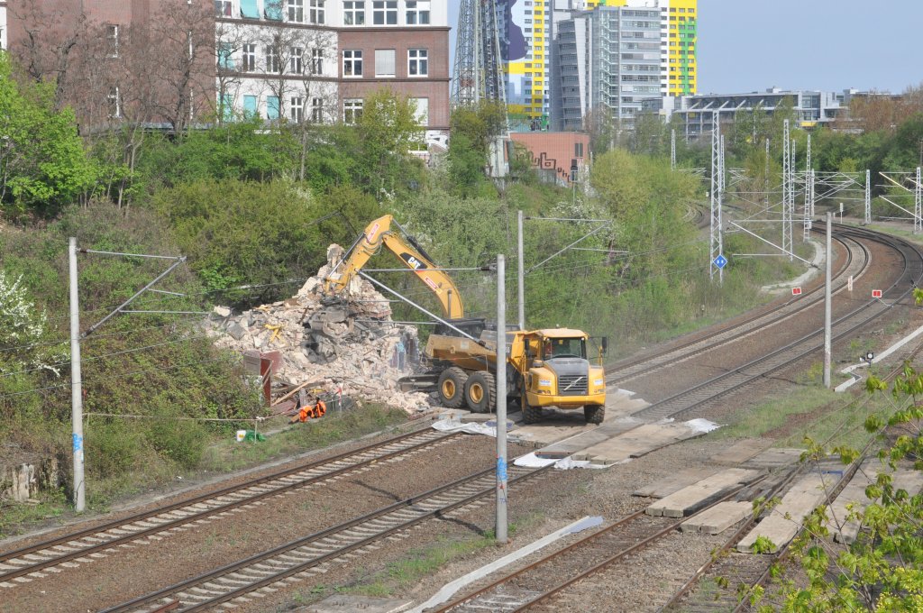 die Tage waren gezhlt. Heute am 03.05.2013 rckt schweres Gert zum Abriss von BFAL W1