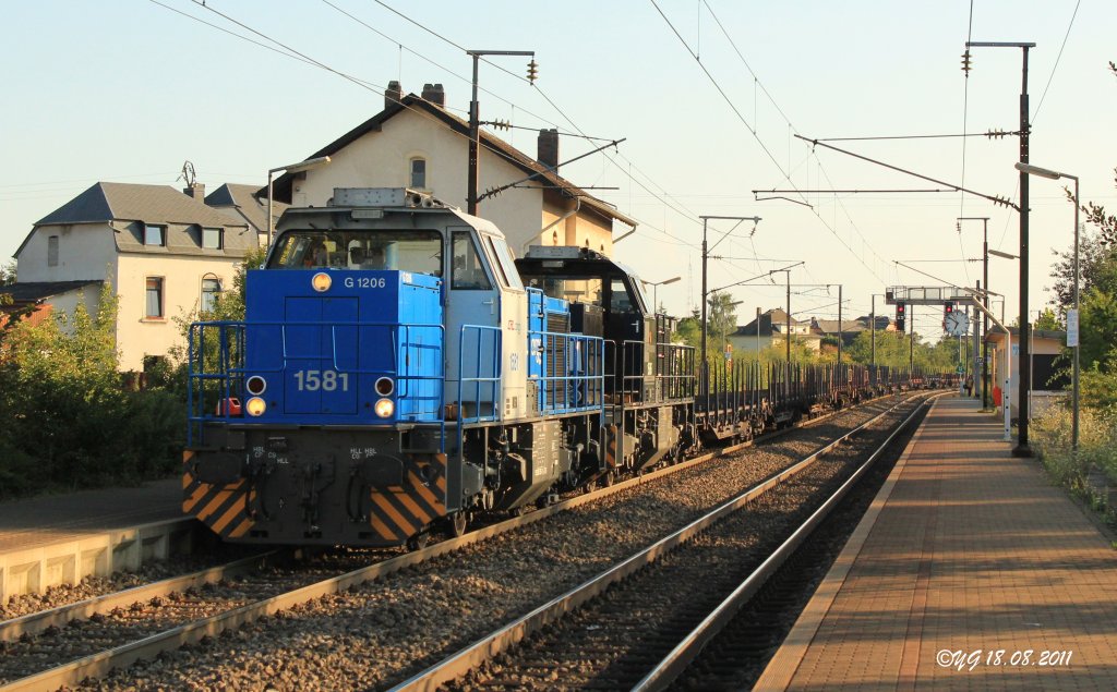 Die Tage werden krzer! Das verdeutlichte mir die Fototour vom 18.August 2011, denn obwohl es  erst  18:50 war, warfen die Bume und Oberleitungsmasten bereits lange Schatten.

Eine Doppeleinheit von CFL Mak's passiert, im warmen Abendlicht, mit einem leeren Stahlzug den Bahnhof von Berchem an der Hauptachse Bettembourg-Luxemburg.