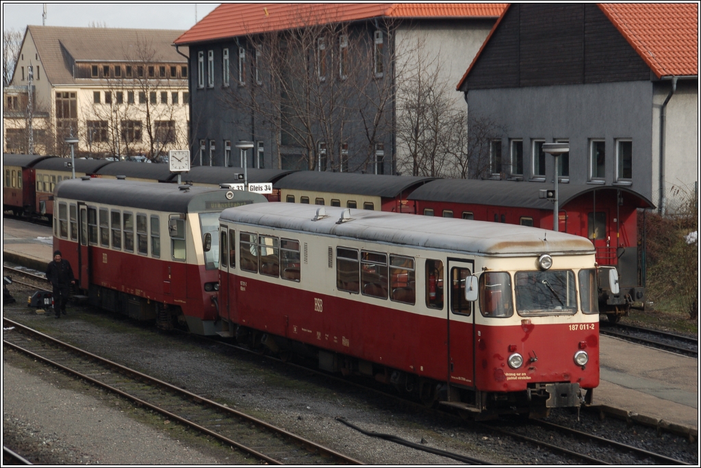Die Triebwagen 187 011-2 'Fischstbchen' und 187 018-7 der Harzer Schmalspurbahnen standen am 26. Februar 2010 im Bahnhof Wernigerode.