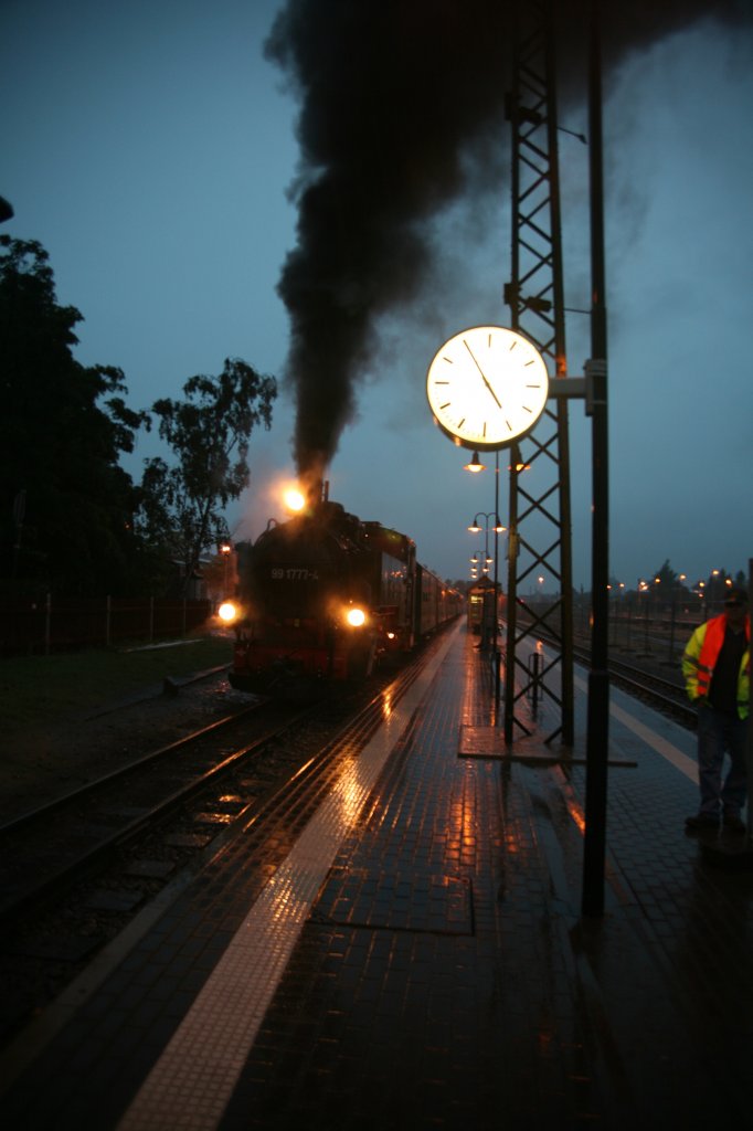 Die Turbobeleuchtung ist eingeschaltet und 99 1777-4 setzt sich bei prasselndem Regen gegen 04:55 Uhr mchtig qualmend in Beweung Richtung Radeburg am 21.06.2012.