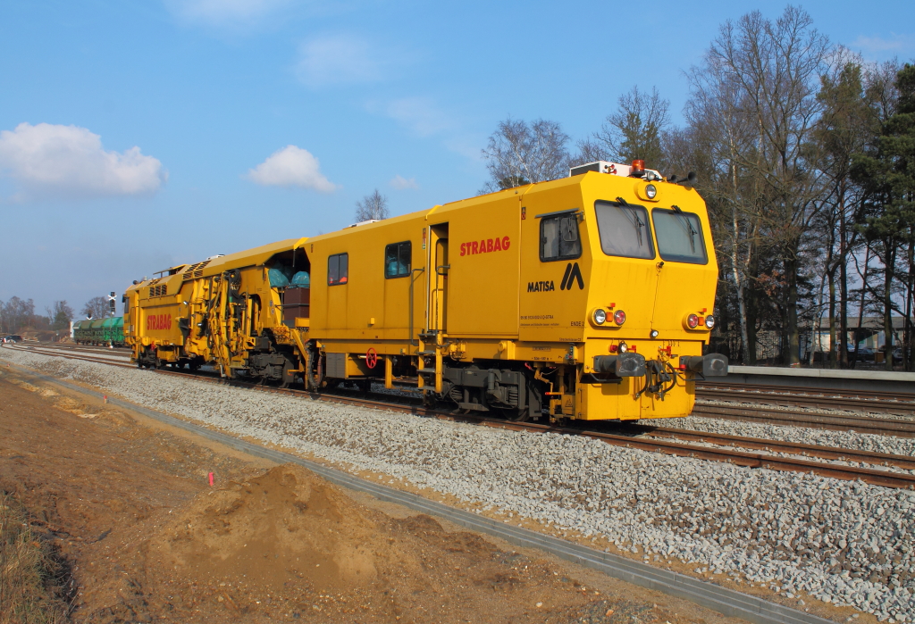 Die Universal-Stopfmaschine der Fa. STRABAG (NVR 99 80 9124 002-3 D-STRA)in Nassenheide am 12.02.2013. Hersteller ist die Fa. MATISA.