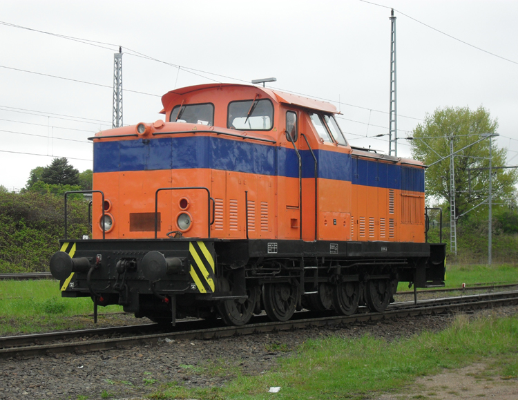 die V60 der Firma Rostocker Fracht-und Fischereihafen GmbH machte am 08.05.10 in Hhe Bahnhof Rostock-Bramow Pause. 