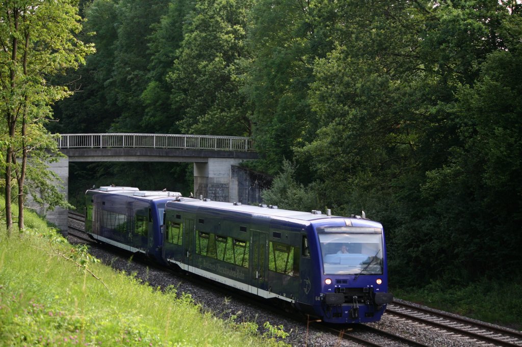 Die VT 64 und 67 der BOB sind auf dem Weg nach Aulendorf und befahren gerade den Streckenabschnitt zwischen Meckenbeuren und Oberzell, 05.07.10
