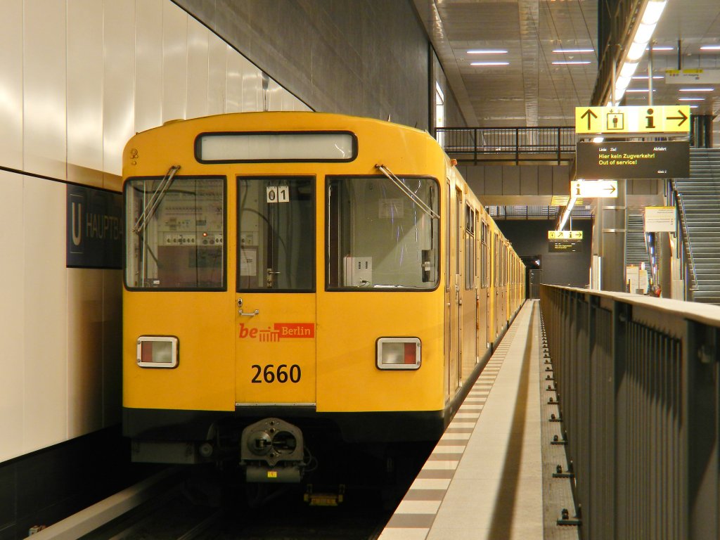 Die Zge 2660/2661, 2668/2669 und 2658/2659 warten am 03.07.12 im U 55 Bahnhof Hauptbahnhof auf zuknftige Verkehre oder das der gerade im Einsatz stehende Zug 2674/2675 ausfllt.