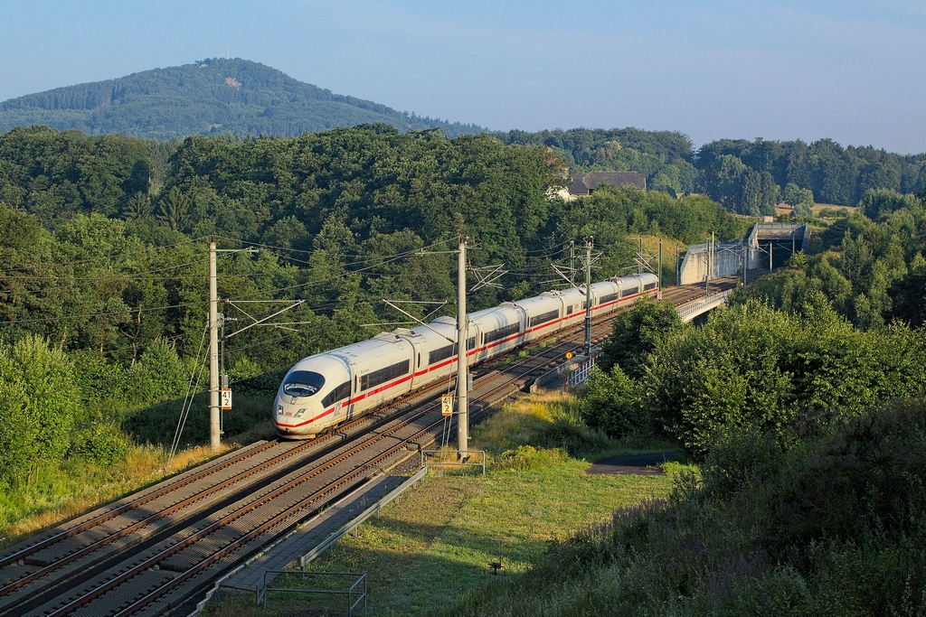 Die Zugnummer 101 hatte bis Ende 2012 noch der zweite EC nach Chur. Im Fahrplanjahr 2013 bekam diese der ICE nach Basel, sodass der andere als EC 9 gefhrt wird. Am 14.7.2013 hat der ICE 101 soeben die Logebachtalbrcke berquert