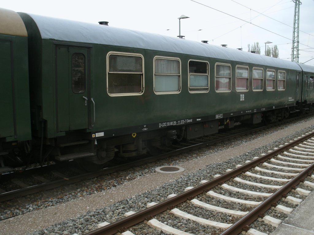 Dienstwagen 55 80 29-11 375-7 gehrt dem Lausitzer Dampflokclub und war,am 11.Mai  2013,im Sonderzug Binz-Cottbus eingereiht.Aufgenommen in Bergen/Rgen.