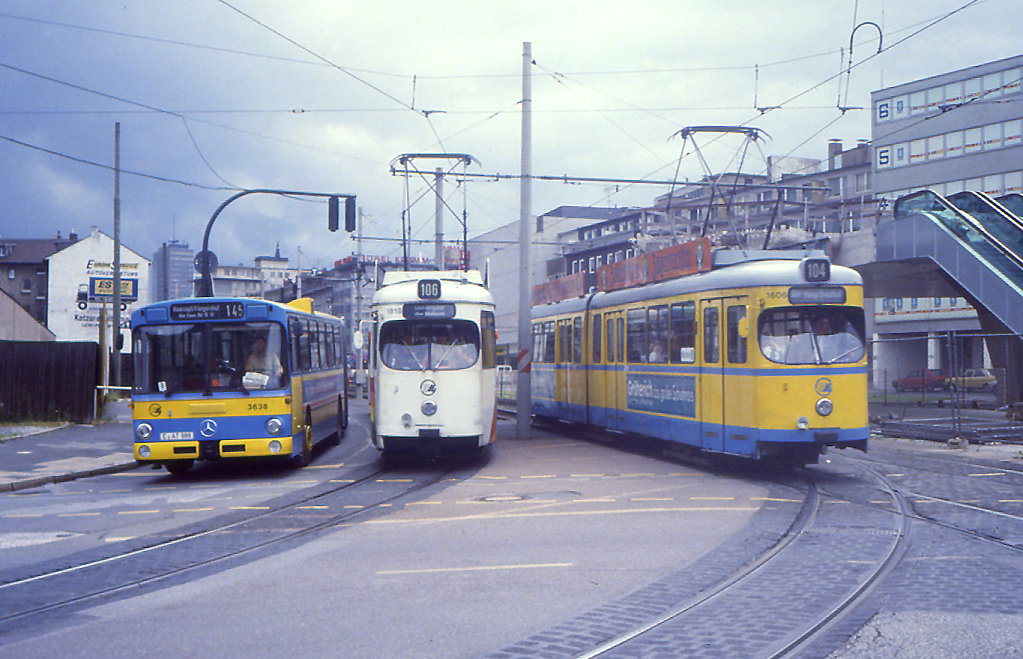 Dies Szene zeigt den Abschnitt Porschekanzel (heute Haltestelle Ratheus Essen) - Viehofer Platz whrend der Bauarbeiten am U-Bahn Abschnitt zum Freistein am 03.08.1985. Die Linie 106 wurde damals durch die Gerlingstare und die Goldschmidtstrae zum freistein umgeleitet.