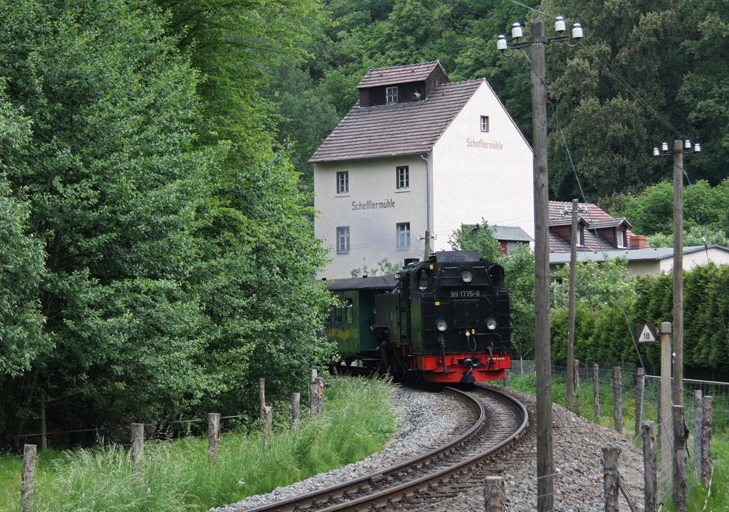 Diese Aufnahme des talwrts fahrenden Zuges entstand an der, seit 1739 in Familienbesitz befindlichen, Schefflermhle im Lnitzgrund, 27.05.2012.
