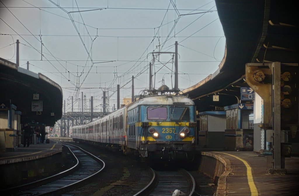 Diese gewhnungsbedrftige Aufnahme entstand in den Morgenstunden des 27.09.2010 in Brssel Sd, zeigend die 2357 mit ihren P nach Schaarbeek.