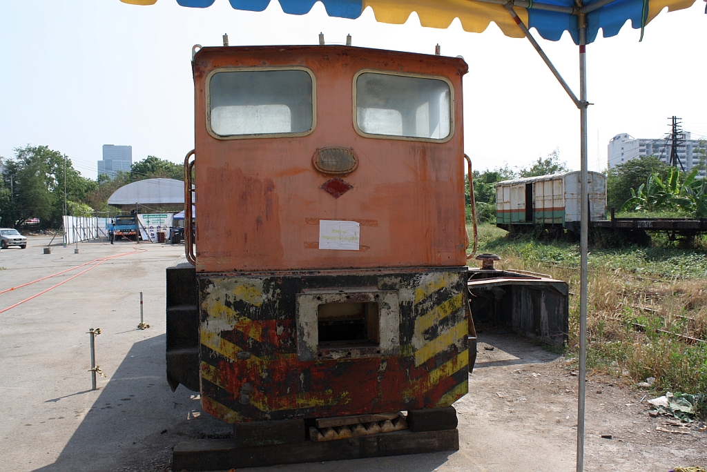 Diese O&K-Lok (C-dh, Type MC300S, Baujahr 1979, Fabr.Nr. 26958) befand sich am 17.Mrz 2012 am sdlichen Ende des Frachtenbahnhof Phahon Yothin Yard zur Aufarbeitung.