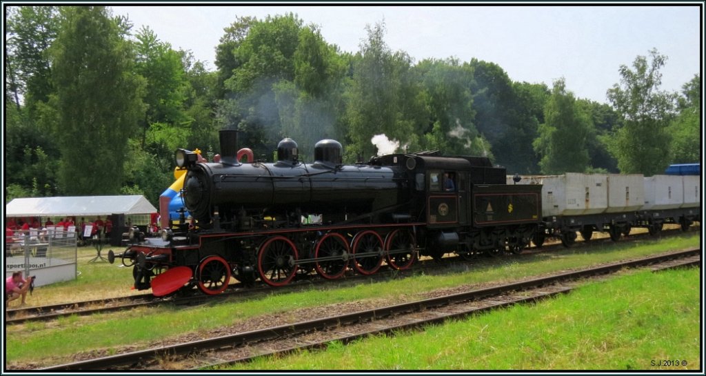 Diese schwedische Schnheit kann man bei der ZLSM in Simpelveld (NL) bewundern.
Hier die 1040 in Aktion mit einen Gterzug beim Jubiliumsfest am 14.Juli 2013.