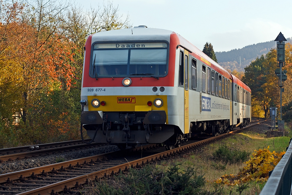 
Diesel-Triebzug 928 677-4 / 628 677-7 Daadetalbahn der Westerwaldbahn (WEBA) kommt am 31.10.2011 von Daaden, hier kurz vorm Endbahnhof Betzdorf/Sieg. Versteckt dahinter kommt die Hellertalbahn.