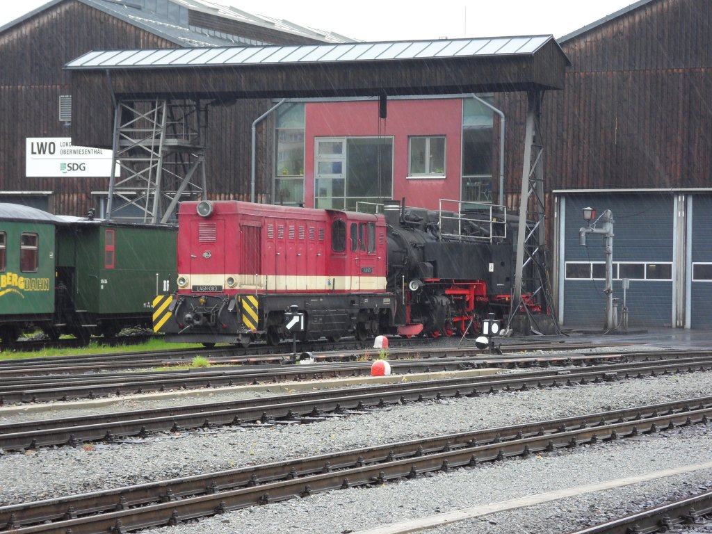 Diesellok L45H-083 zieht am 03.06.2013 eine Dampflok der Fichtelbergbahn aus dem Schuppen. Und wie schon den ganzen Tag der Regen prasselt nur so runter.