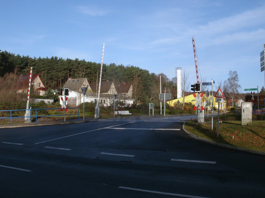 Dieser Bahnbergang befindet sich beim Rasenden Roland in Sellin.Aufnahme am 26.November 2011. 