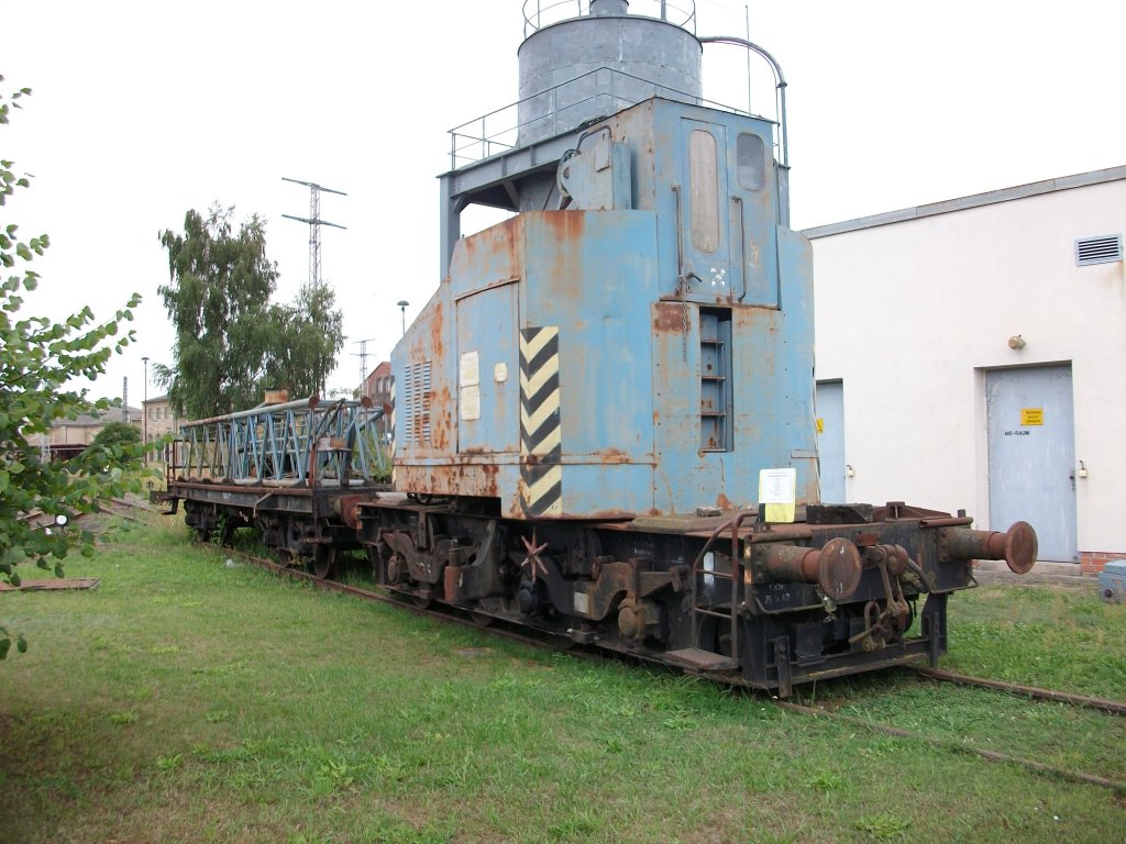 Dieser ehmalige Kranwagen mit Schutzwagen steht im Freigelnde vom Eisenbahnmuseum Pasewalk.Aufnahme vom 07.August 2010.