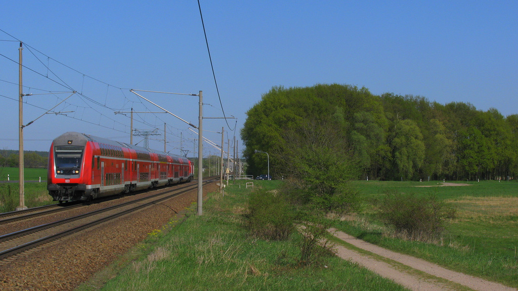 Dieser RE 1 mit unbekannter Schublok gen Magdeburg kam wie so viele am 20.04.2011 an uns vorbei. Groe Gre fr den besten Gru des Tages zurck !