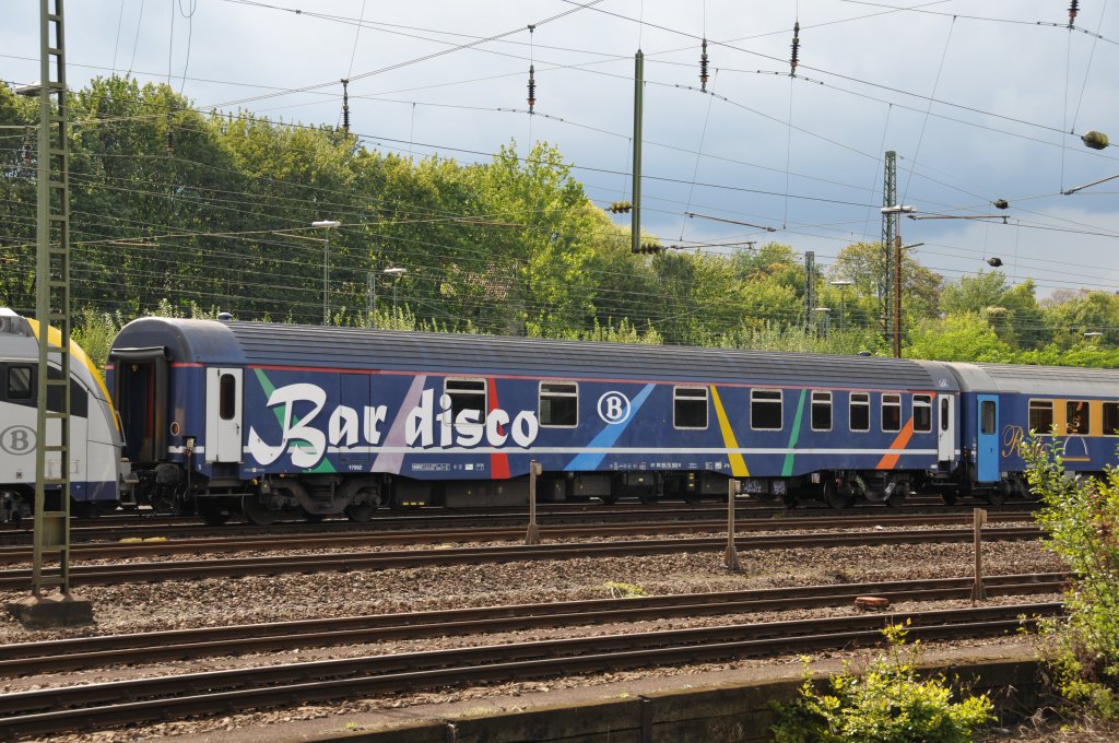 Dieser zu einem Bar-Disco-Wagen umgebaute belgische Gepckwagen DMS steht in Aachen-West. Er dient als Puffer zwischen Lok und den zu berfhrenden Desiro-Triebwagen, die die SNCB/NMBS bei Siemens bestellt hat, und nun nach und nach ausgeliefert werden. Aufgenommen am 27/08/2011.