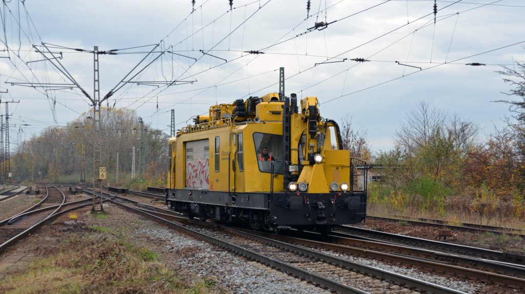 Dieses Fahrzeug zur Instandhaltung der Oberleitung fuhr am 10.11.12 aus Leipzig-Mockau kommend durch Leipzig-Thekla und wechselte auf die Strecke Richtung Eilenburg.
