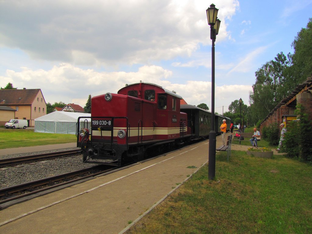 Dllnitzbahn 199 030-8 mit der DBG 107 nach Oschatz Hbf, in Glossen; 09.06.2011