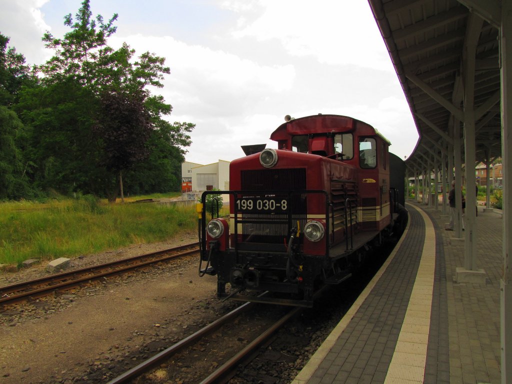 Dllnitzbahn 199 030-8 mit der DBG 104 nach Glossen, in Oschatz Hbf; 09.06.2011