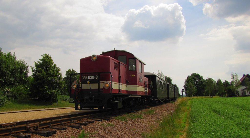 Dllnitzbahn 199 030-8 mit der DBG 107 nach Oschatz Hbf, in Naundorf; 09.06.2011