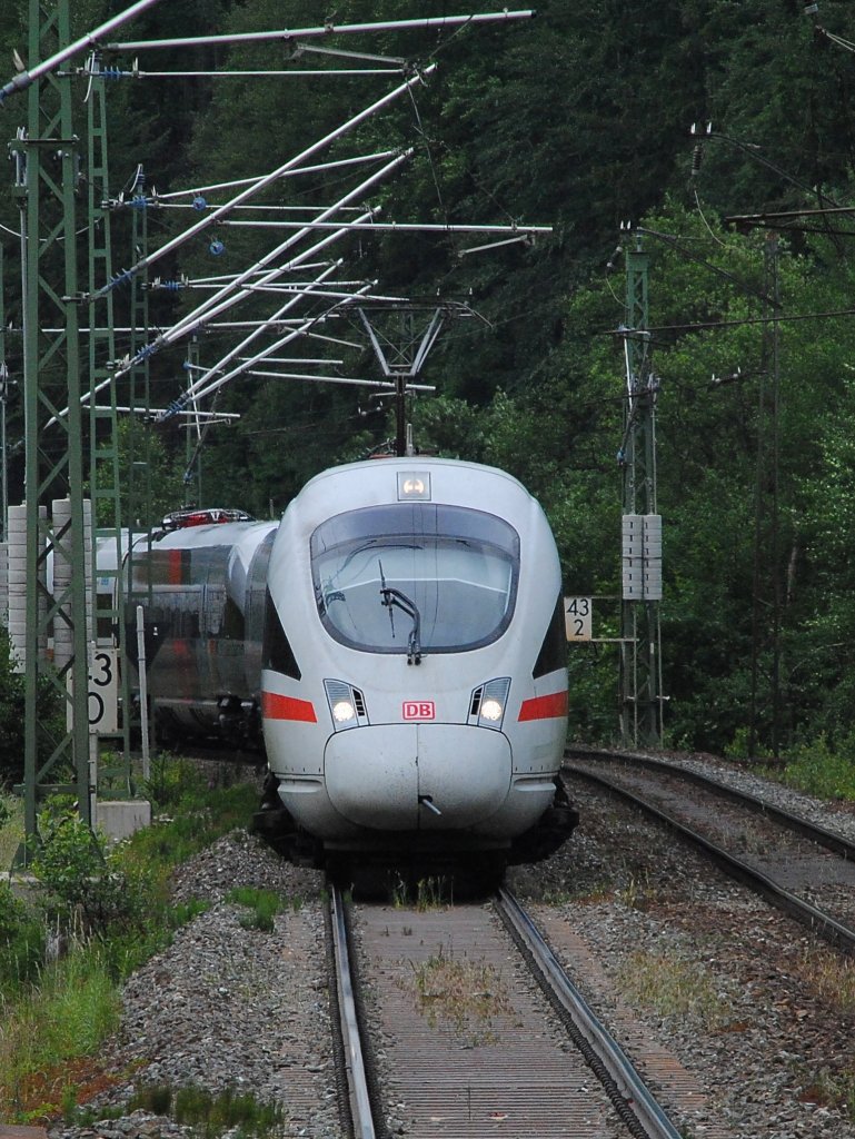 Doppel 415 auf der Frankenwaldsdrampe. Genauer gesagt fuhr am 20.06.2011 der 415 020  Gotha  und die Goldnase 415 022 in Richtung Nrnberg Hbf. Unterwegs als ICE 109.