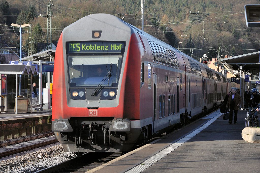 Doppelstock-Steuerwagen der Linie RE5 von Kln nach Koblenz, geschoben von der 146 020-3, im Bahnhof Remagen - 04.12.2009