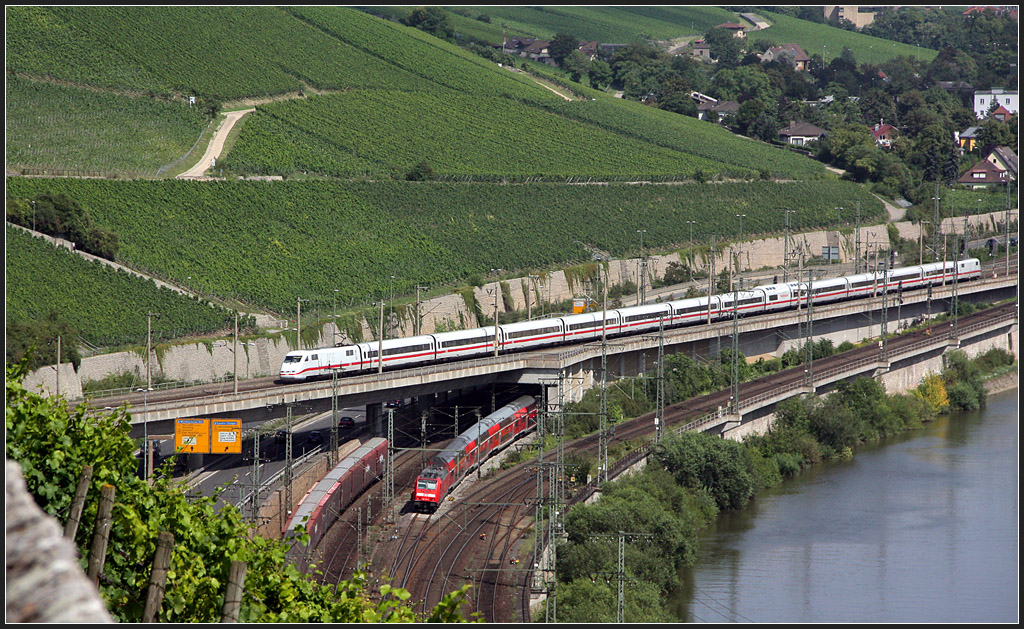Doppelter Nachschuss und ein Güterzug - 

Fern-, Regional- und Güterverkehr nahe dem Würzburger Hauptbahnhof. 

01.08.2011 (M)