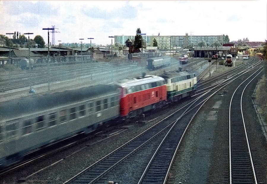 Doppeltraktion 2x218 bei der Ausfahrt aus Lbeck nach Hamburg Hbf.
Im Hintergrund ist noch das Bw Lbeck zu erkennen.
Aufn. 1988 Minolta XD7